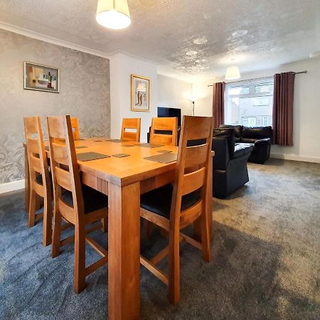 3 Bedroom House Amazon M90 Dunfermline Edinburgh エクステリア 写真