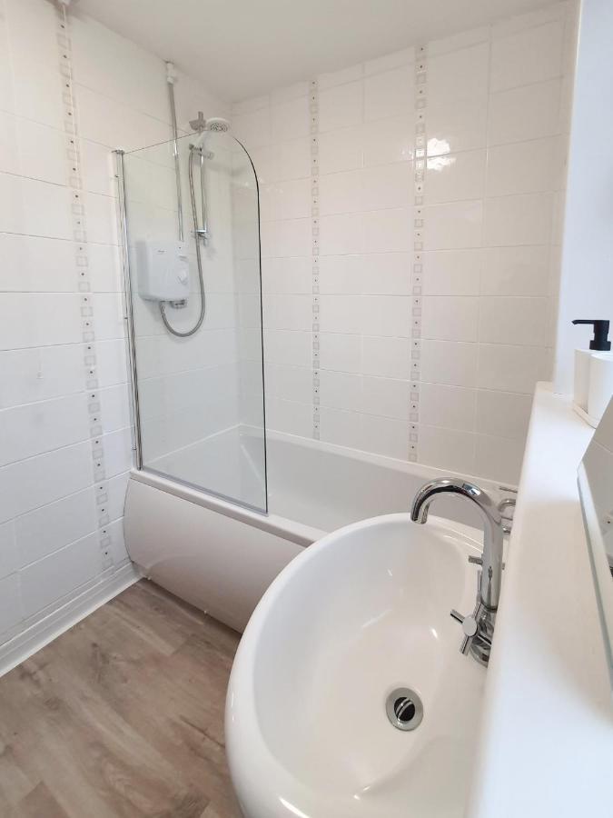 3 Bedroom House Amazon M90 Dunfermline Edinburgh エクステリア 写真
