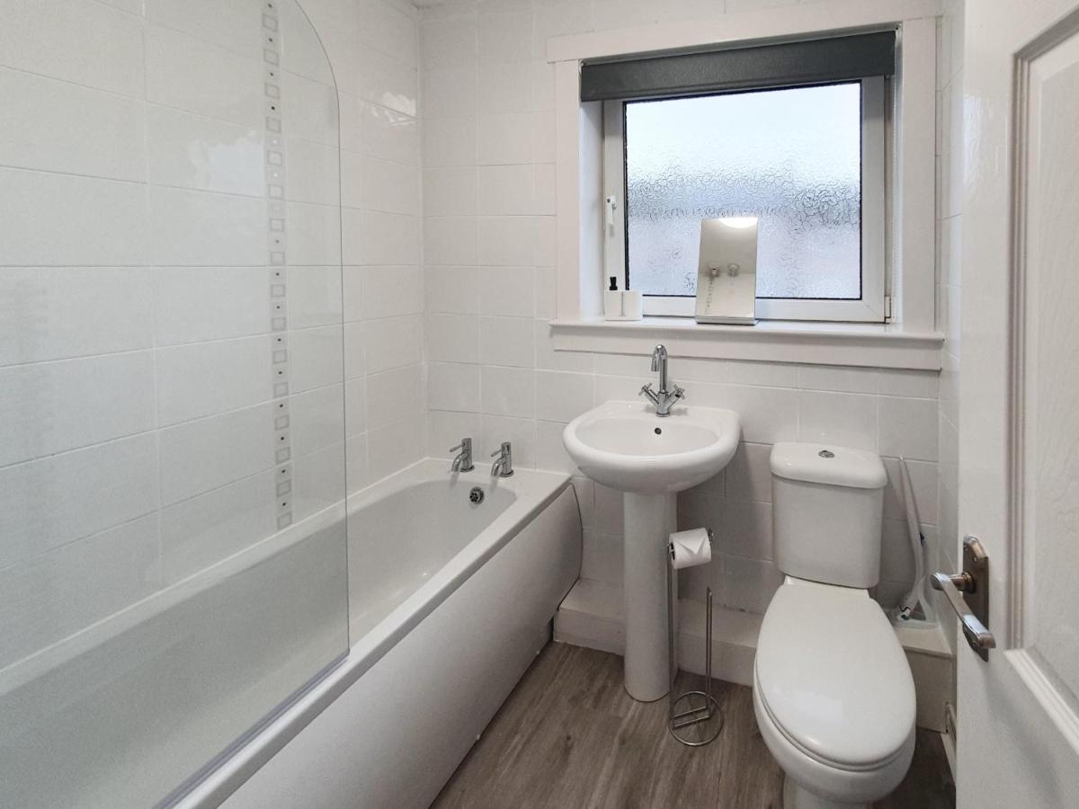 3 Bedroom House Amazon M90 Dunfermline Edinburgh エクステリア 写真